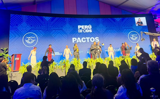 (Presentación cultural Perú Sostenible. Bailarines interpretando canciones típicas de Perú. Autoría propia)